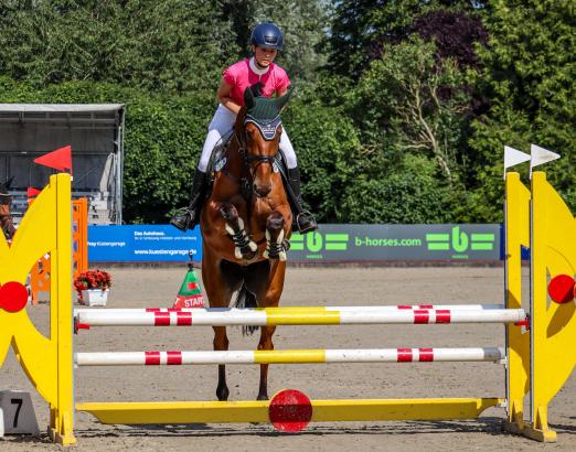Foto: Zwei Starts, zwei Siege - Julie Czwalina (Fehmarn) und die Holsteiner Stute Frieda IX dominierten die U.P. Sporthorses Summer Trophy beim CSE Ehlersdorf - Fotograf: JLuther