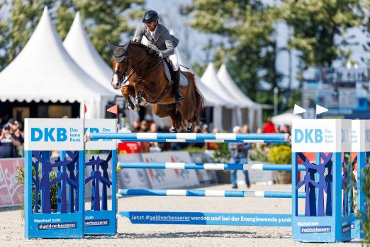 Foto: Olympiasieger fliegt zum Sieg! - Fotograf: sportfotos-lafrentz.de