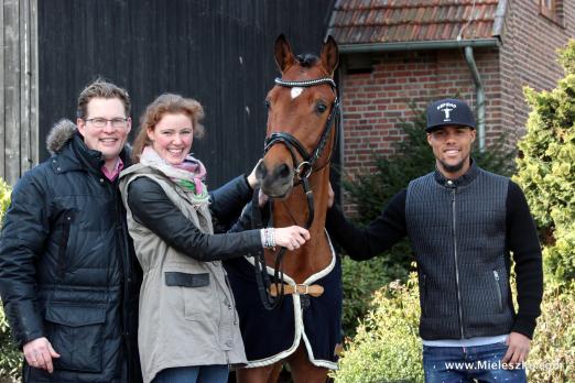 Foto: Ponyhengst Kachunga mit Goalgetter Elias Kachunga - Fotograf: Mieleszko.com