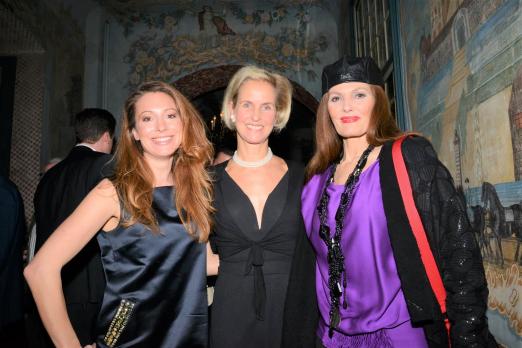 Foto v.l.: Mara Bergmann, Rosalie von Landsberg-Velen und Pamela Falcon - Fotograf: Richard Elmerhaus