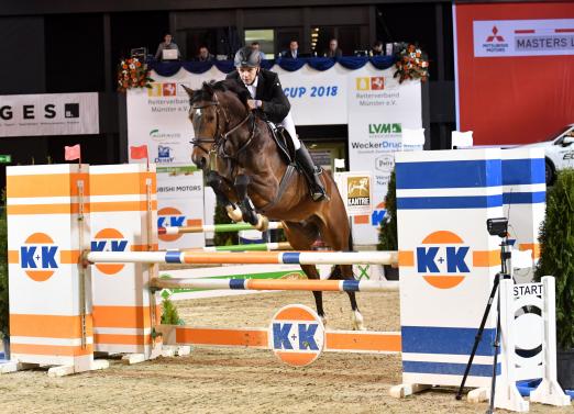 Foto: Karl-Josef Kückmann machte den "Pathfinder" in der Springprüfung Kl. A in der Halle Münsterland. Mit zwei Pferden kam er zum K+K Cup - Fotograf: Fotodesign Feldhaus