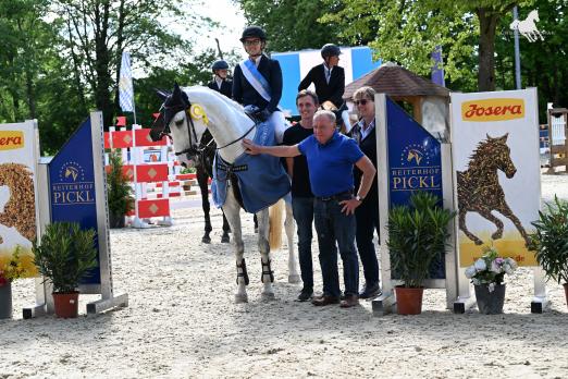 Foto: v.li Steffi Paul auf Levino, Wolfgang Puschak (1.Vorsitzender Springreiterclub Bayern), Hausherr Peter Pickl, Richterin Sabine Winterling - Fotograf: Ursula Puschak