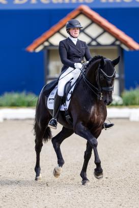 Foto: Katharina Hemmer und Slaide (Hannoveraner, 2015, von Spörcken x Hochadel) fühlen sich auf dem Hof Kasselmann wohl - Fotograf: © Stefan Lafrentz