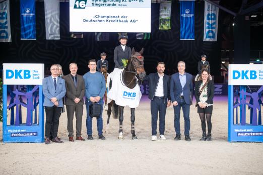 Foto: Kathrin Müller mit Toulago bei der Siegerehrung - Fotograf: Romy Mauersberger Foto: Kathrin Müller mit Toulago bei der Siegerehrung - Fotograf: Romy Mauersberger