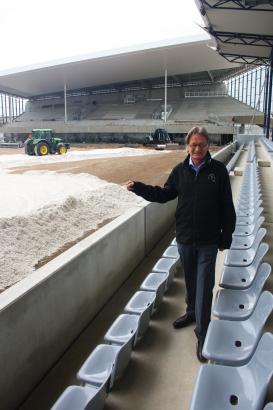 Foto: ALRV-Vorstandsvorsitzender Frank Kemperman bei der Baustellenführung durch das Deutsche Bank Stadion.