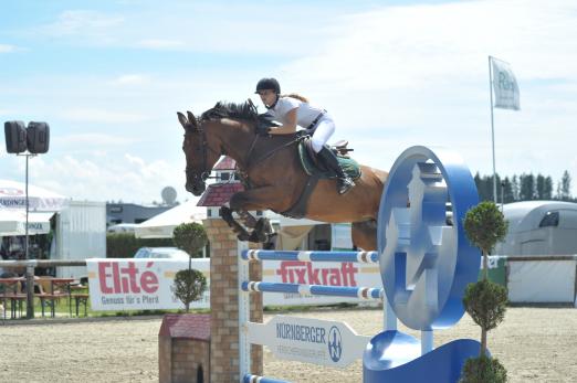 Foto: Ina von Bormann auf Stagoldina, die Sieger der zweiten Qualifikation in Kirchstockach - Fotograf: Rainer Dill