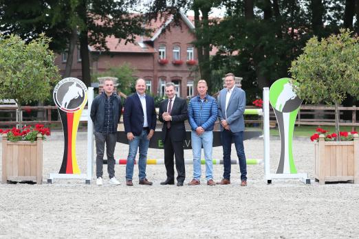 Foto: Das Bild zeigt stellvertretend für die Reiter Guido Klatte jun. und Mario Stevens, Schirmherr Günther Oettinger, Stellvertretend für die Sponsorenpartner André Richter von Viebrock-Reithallen und Stellvertretend für den Veranstalter Henrik Klatte - Fotograf: CSI Klein Roscharden