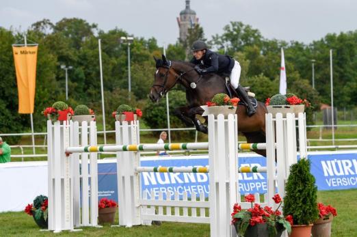 Foto: Hans-Peter Konle mit Queensberry auf dem Weg zum Sieg - Fotograf: Ursula Puschak