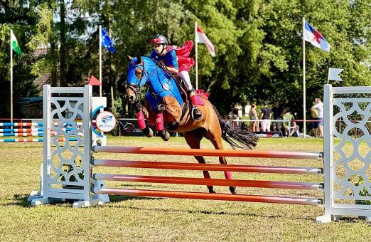 Foto: Schnell, bunt, ungewöhnlich - Das Kostümspringen vor dem Boocker Derby gehört ztu den Hinguckern des Pferdefestivals Stettiner Haff - Fotograf: Boocker SV