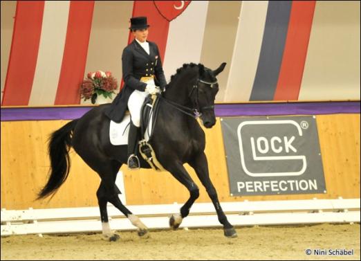 Foto: Caroline Kottas-Heldenber (W) und ihre Stute Dark Rose - Fotograf: Nini Schäbel 