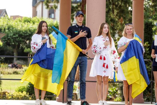 Foto: Hand aufs Herz – auf dem Kronberger Marktplatz für und mit den Ukrainern - Fotograf: Sportfotos-Lafrentz.de