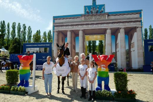 Foto: Madeleine Winter-Schulze gratuliert Maikel van der Vleuten (NED) mit Arera C zum Sieg im Preis der Familie Eduard Winter - Fotograf: Stefano Grasso / LGCT