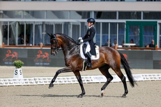 Foto: Annabelle unter Helen Langehanenberg auf dem Weg zu Teamgold bei der Dressur-EM 2021 in Hagen a.T.W. - Fotograf: www.Sportfotos-Lafrentz.de 