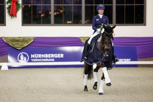 Foto: Siegerinnen im NÜRNBERGER BURG-POKAL der Dressurreiter 2021 Einlaufprüfung: Straight Horse Ascenzione unter Helen Langehanenberg - Fotograf: Sportfotos-Lafrentz.de