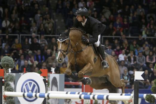 Foto: Felix Haßmann mit Horse Gym's Balzaci im Preis der Volkswagen AG - Fotograf: Jürgen Stroscher