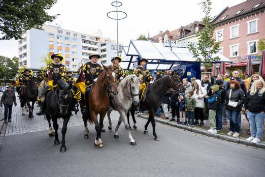 Foto: „Hoch zu Ross entlang der Donau – Vom Ursprung bis zu Mündung“ das Motto des diesjährigen Festumzugs durch die Stadt - Fotograf: Lukasz Kowalski