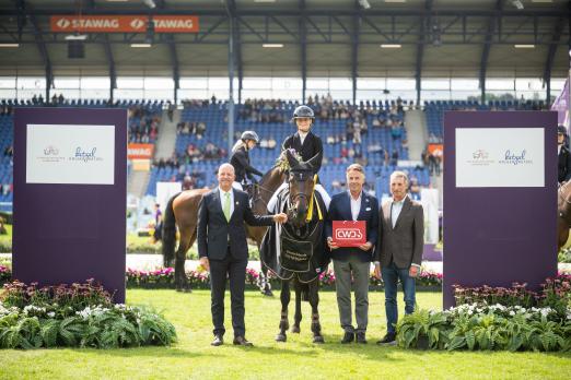 Foto: Die Siegerin in Deutschlands U25 Springpokal der Stiftung Deutscher Pferdesport und Holger Hetzel, Preis von Holger Hetzel, Britt Roth auf Jeffrey, gemeinsam mit Jürgen Petershagen (Aufsichtsratsmitglied des Aachen-Laurensberger Rennvereins), Prof. Dr. Dietrich Baumgart (Vorstandsvorsitzender der Stiftung Deutscher Pferdesport) und Holger Hetzel (Förderer des U25 Springpokals) (v.l.n.r.) - Fotograf: ALRV/Leonie Minten
