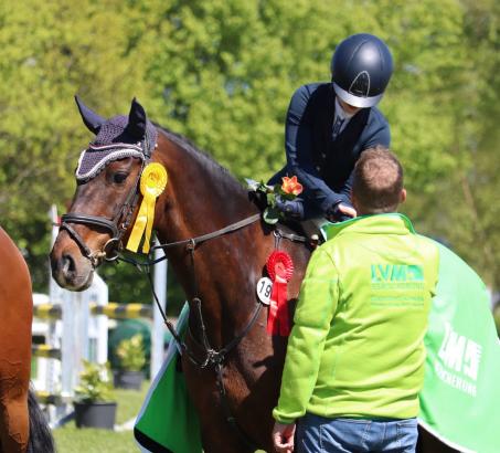 Foto: Die vier besten Springreiter und die zwei höchstplatzierten Athleten im Viereck aus jeder Etappe dürfen zum Finale nach Neumünster - Fotograf: RathmannVerlag