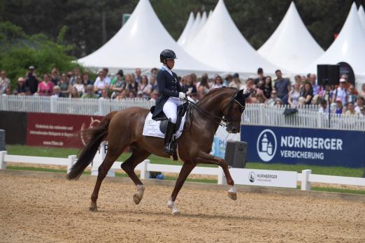 Foto: München – Aachen – Frankfurt - Therese Nilshagen und der Hannoveraner La Vie haben das Saisonziel Festhalle Frankfurt fest im Blick. Bei Pferd International gewinnt das Duo die 3. Finalqualifikation zum NÜRNBERGER BURG-POKAL 2023 in München - Fotograf: Maximilian Schreiner