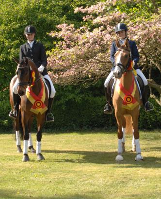 Foto: Die Sieger des Weser-Ems-Castings 2011, Ladina und Daisy WE - Fotograf: Mareile Oellrich-Overesch