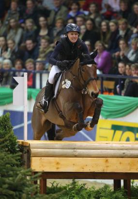 Foto: Malin Petersen und Killags Royal Dancer im Indoor-Eventing - Fotograf: Stefan Lafrentz