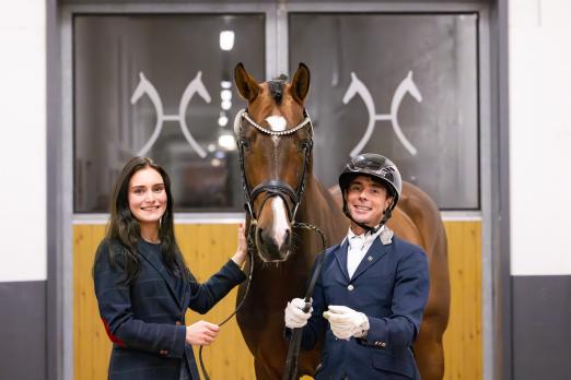 Foto: Lampo di Fonteabeti mit seiner neuen Besitzerin und Sascha Böhnke aus dem AAZ-Team - Fotograf: Hannoveraner Verband Foto: Lampo di Fonteabeti mit seiner neuen Besitzerin und Sascha Böhnke aus dem AAZ-Team - Fotograf: Hannoveraner Verband
