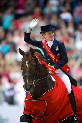 Foto: Germany’s Helen Langehanenberg and Damon Hill NRW celebrate their victory in the Reem Acra FEI World Cup™ Dressage Final 2013 - Fotograf: © Arnd Bronkhorst/FEI