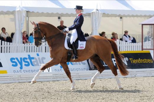 Foto: Laura Bechtolsheimer erneuert die Bekanntschaft mit Donaueschingen - hier mit ihrem einstigen Olympiapferd Mistral Hoijris - Fotograf: Karl-Heinz Frieler
