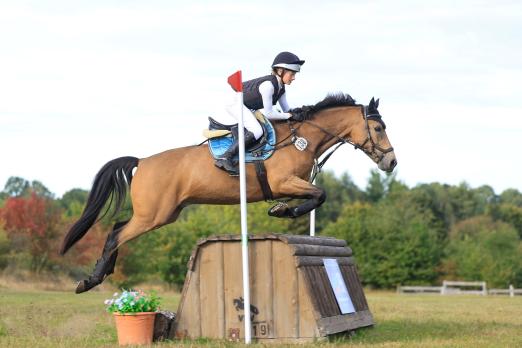 Foto: Mit der Wertnote 8,8 im Gelände stiegen Laura Küntzler und A Touch of Blue H (RuFV Südtondern e.V. Leck) siegreich in die Pony-Landesmeisterschaft Vielseitigkeit ein. Nach Dressur und Springen fällt morgen auf dem Landesturnierplatz in Bad Segeberg die Entscheidung - Fotograf: Photo Rocket