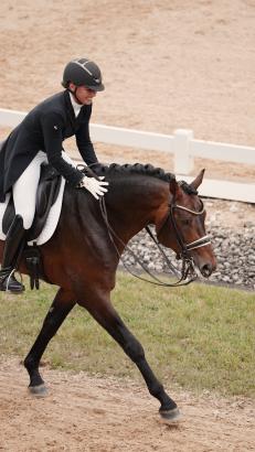 Foto: Große Freude bei Laura Strobel: mit Alvarinho GV war sie bei der Finalqualifikation zum NÜRNBERGER BURG-POKAL im Rahmen von Pferd International nicht zu schlagen - Fotograf: Marja Elisat