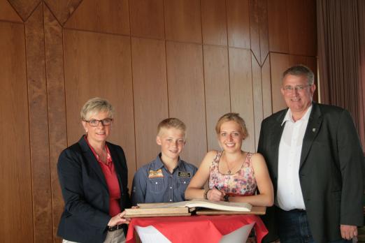 Foto: Laura und Enno Klaphake beim Eintrag ins Goldene Buch der Gemeinde. Bürgermeisterin Manuela Honkomp und ihr Stellvertreter Hubert Pille gratulieren. - Fotograf: Christina Wieferich