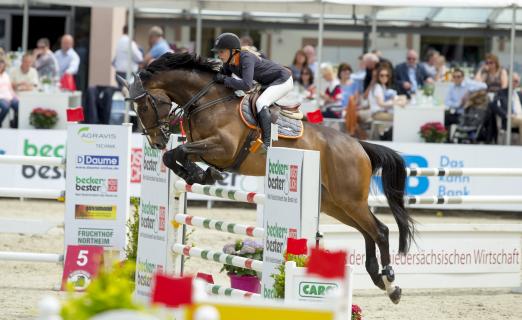 Foto: Laura Klaphake mit Silverstone G beim Hardenberg Burgturnier 2016 - Fotograf: Stefan Lafrentz