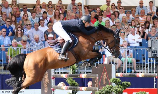 Foto: Laura Renwick aus Großbritannien und Bintang II gewannen die MITSUBISHI MOTORS Masters League-Etappe beim CSI Twente - Fotograf: Loes Wielheesen