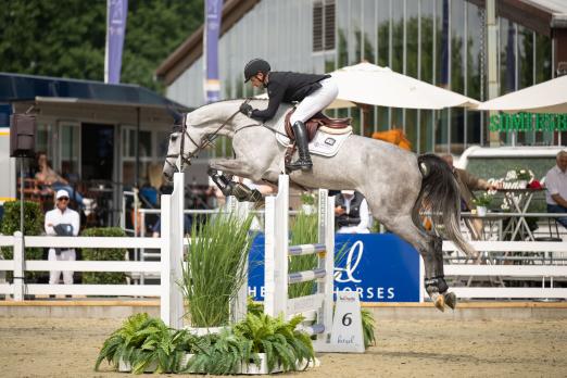 Foto: Laurens Houben und Clarella sorgen für Freude im Stall Hetzel - fehlerfreier Auftakt bei den 5-jährigen Springpferden - Fotograf: Leonie Minten