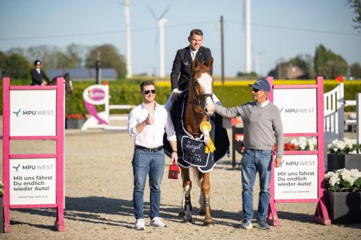 Foto: Äußerst gut gelaunt: Laurens Houben nach dem zweiten Erfolgstag, Robert Hein (MPU) und Holger Hetzel (re.), Turnierleiter und Houbens Chef. (Foto: Leonie Minten)