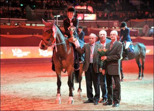 Foto: Siegerin Laura Lehner, Richter Franz Kager, Organisator Sepp Göllner und Springreferent Roland Istinger bei der Siegerehrung - Fotograf: Nini Schäbel