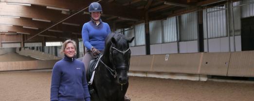 Foto: Renate Voglsang mit Lehrgangsteilnehmerin Annika Gutjahr auf Do it again im Besitz von Wolfgang Schnell - Fotograf: RFV Ludwigsburg e.V.