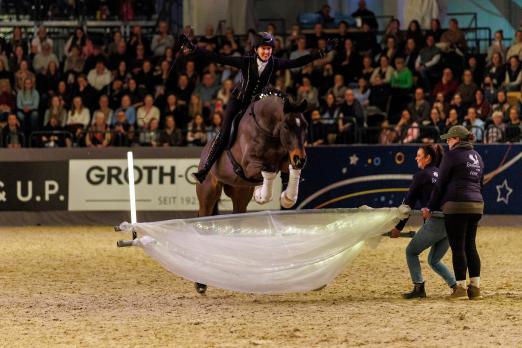 Foto: Lisa Röckener und Valoo sind ein eingespieltes Showteam, während es für Radio-Moderatorin und Podcasterin Lisa Kestel (2.v.l.) ihre Showpremiere war - Fotograf: sportfotos-lafrentz.de