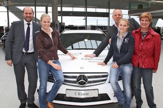 Foto: Vici Max-Theurer und ihre Mutter Sissy Max-Theurer, Stefanie Bistan und Veranstalter Josef Göllner mit Hauptsponsor Friedrich Lixl von der Georg Pappas Automobil AG - Fotograf: Uwe Brandl