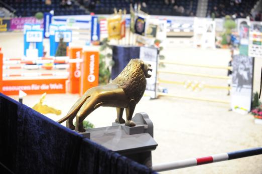 Foto: Das Geschehen rund um Sport und Show fest im Blick: Der Löwe des Braunschweig CLASSICO - Fotograf: T.-BS Sportmarketing GmbH