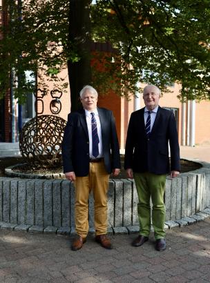 Foto: v.l.n.r.: Lothar Scholl, der neu in den Vorstand gewählt wurde, und Dr. Wolfgang Schulze-Schleppinghoff, Präsident des Oldenburger Pferdezuchtverbandes - Fotograf: © OLD Art