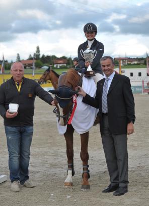 Foto: Die Siegerin vom EY Cup - Kaya Lüthi (GER) mit dem Präsidenten des Salzburger Pferdesportverbandes Ernst Grebnitz und Veranstalter Josef Göllner - Fotograf: Fotoagentur Dill