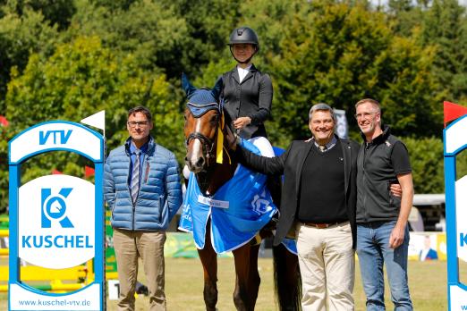 Foto: Herzlichen Glückwunsch an die Siegerin der Springetappe in Kellinghusen: Alexander Kuschel (Sponsor), Carsten Schmedtje (Veranstalter) und Richter John McCormack gratulieren Lynn Mailin Skirlo - Fotograf: RathmannVerlag/Tina Siebenhaar