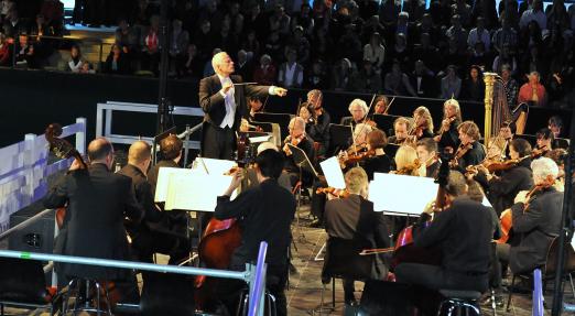 Foto: Bei den Marbachs Classics suchen die Württembergische Philharmonie Reutlingen mit Dirigent Ola Rudner die Harmonie zwischen klassischer Musik und den Bewegungen der Pferde. - Fotograf: Uschi Pacher 