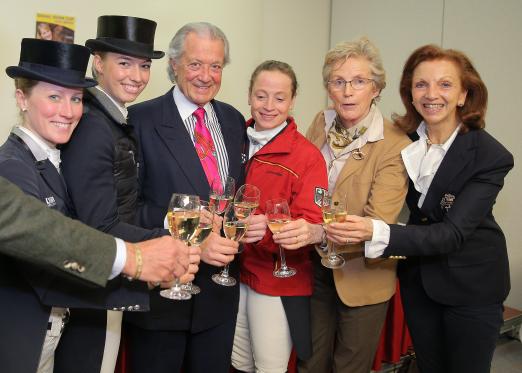 Foto (v.l.n.r.): Helen Langehanenberg, Fabienne Lütkemeier, Toni Meggle, Isabell Werth, Madeleine Winter-Schulze und Marina Meggle - Fotograf: sportfotos-lafrentz.de