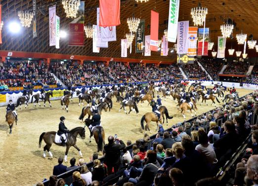 Foto: Aufmarsch der Vereine im Rahmen der Bauernolympiade - Fotograf: Foto-Design Feldhaus