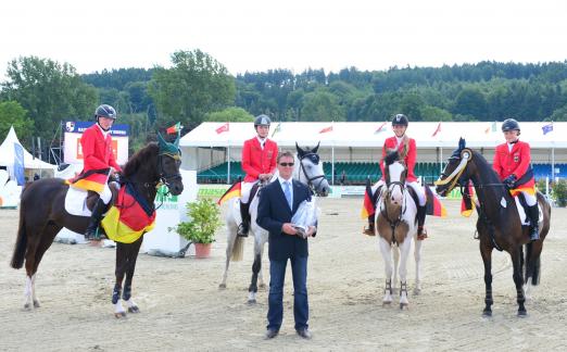 Foto: Deutsche Ponymannschaft mit Bundestrainer Peter Teeuwen - Fotograf: Fotodesign Feldhaus 