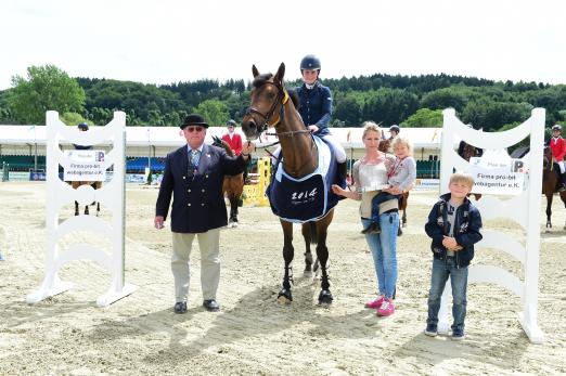 Foto: Siegerin des CSIO Children. V.l. Chef-Steward Franz-Peter Bockholt, Siegerin Jodie Hall Mcateer (GBR) & Baringa II, Diana und Emma Kasselmann mit Laurence Möller - Fotograf: Mark Große Feldhaus
