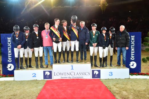 Foto: Die siegenden Mannschaften im Hallenchampionat 2018 aus Westfalen - Berlin-Brandenburg - Baden-Württemberg · Fotograf: Gr.-Feldhaus