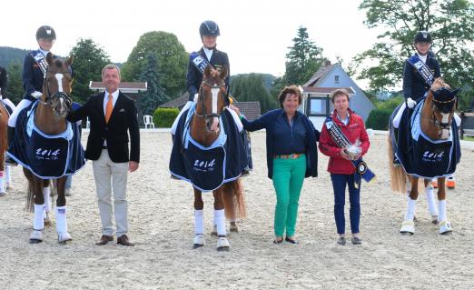 Foto: deutschen Pony-Equipe rund um die Bundestrainerin der Ponyreiter Conny Endres, Dr. Ulf Möller und Bianca Kasselmann und ein Foto von dem Sieger der Qualifikation für das Finale der jungen Reiter im CDIOY Sönke Rothenberger (GER) mit Cosmo - Fotograf: Mark Große Feldhaus